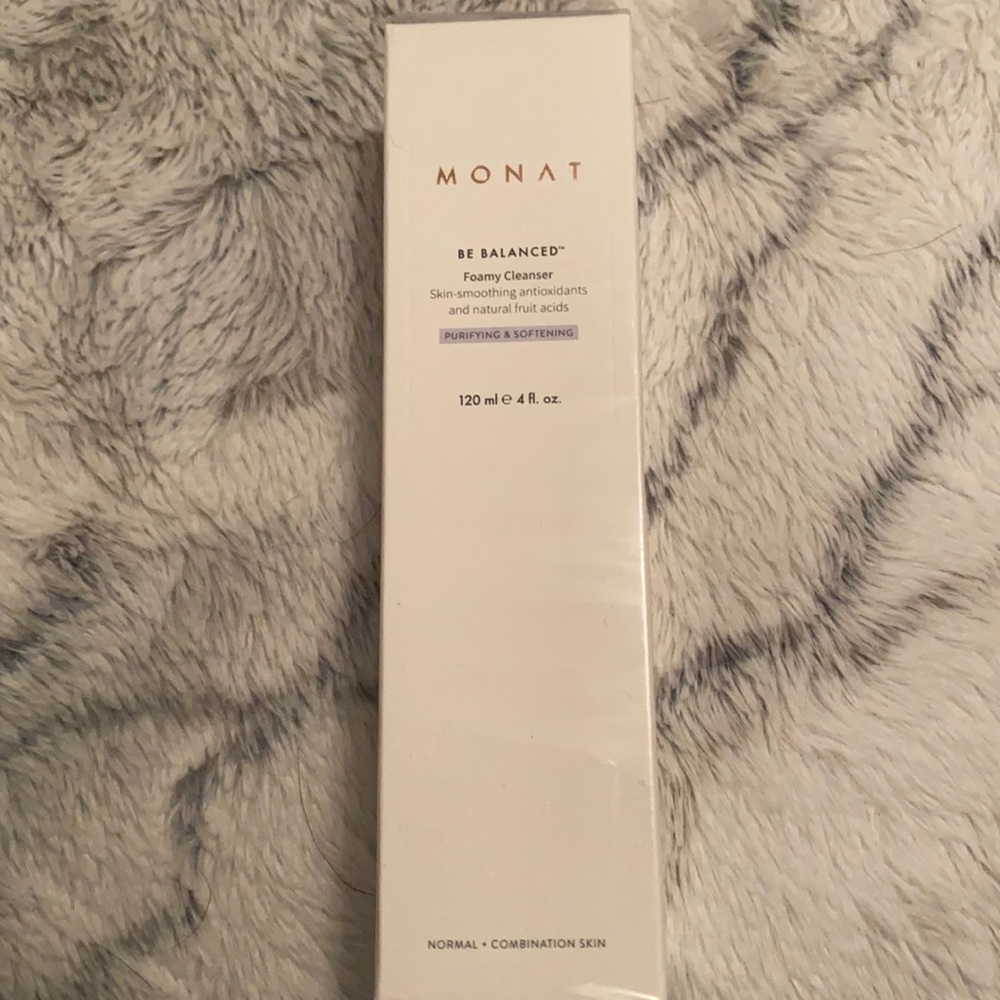 Monat be balanced foamy cleanser